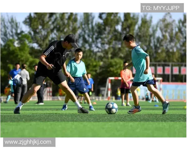 足球明星的品质与魅力探秘从场上到场下的成功之道